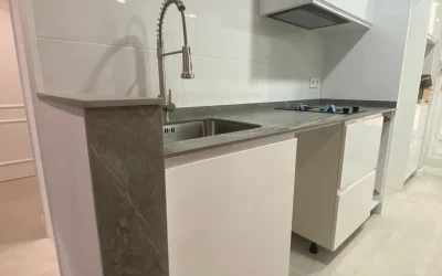 Instalación de encimera y fregadero en cocina moderna