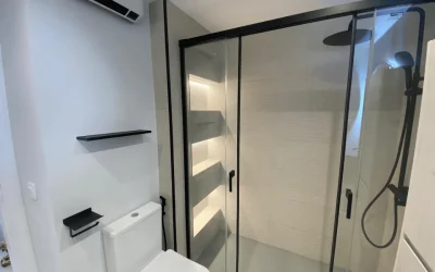 Reforma de baño con mampara de ducha de cristal y sanitarios modernos