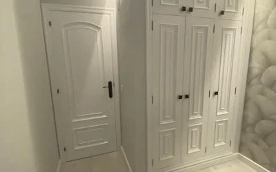 Pasillo interior con puertas blancas instaladas por empresa de multiservicios